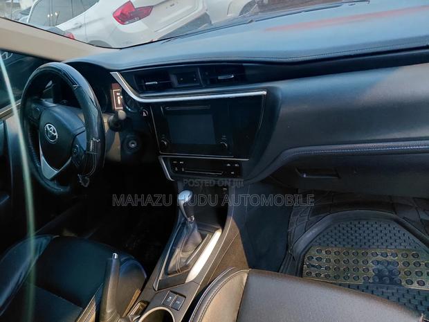 Toyota Corolla SE (1.8L 4cyl 2A) 2018 Blue