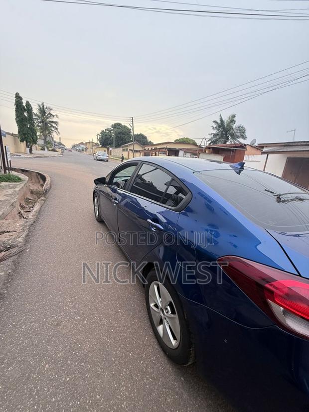 Kia Forte EX Sedan 2018 Blue photo 14