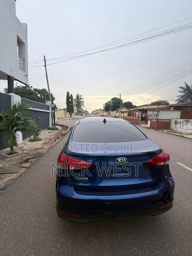 Kia Forte EX Sedan 2018 Blue photo 15