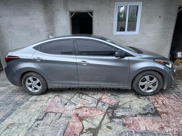 Rent Hyundai Elantra · Photo 4