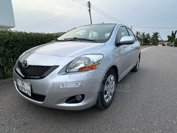 Toyota Yaris 2011 Silver