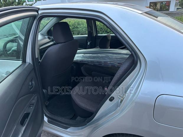 Toyota Yaris 2011 Silver