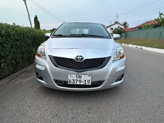Toyota Yaris 2011 Silver