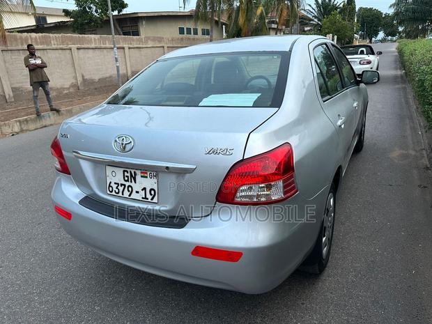 Toyota Yaris 2011 Silver