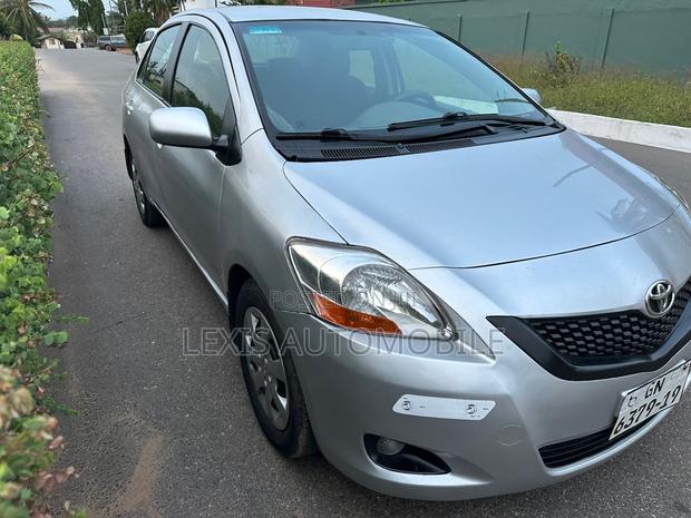 Toyota Yaris 2011 Silver