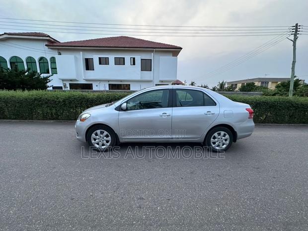 Toyota Yaris 2011 Silver
