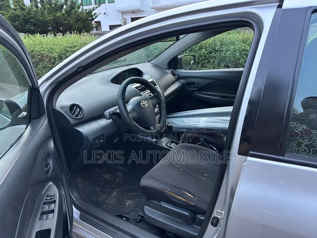 Toyota Yaris 2011 Silver