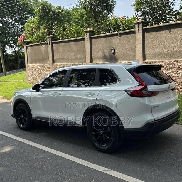 Honda CR-V 2023 White photo 2