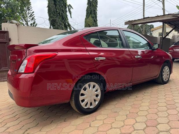 Nissan Versa 1.6 S 4dr Sedan (1.6L 4cyl 4A) 2015 Red photo 4