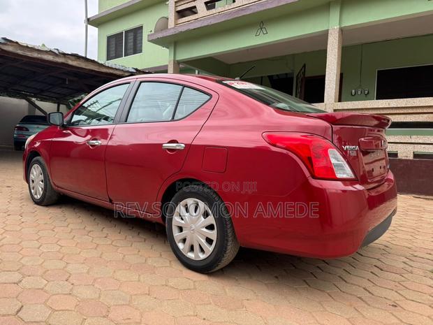 Nissan Versa 1.6 S 4dr Sedan (1.6L 4cyl 4A) 2015 Red photo 3