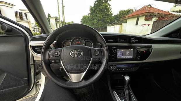 Toyota Corolla LE 4dr Sedan (1.8L 4cyl CVT) 2016 White photo 10