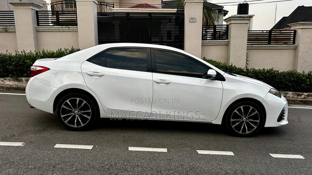 Toyota Corolla LE 4dr Sedan (1.8L 4cyl CVT) 2016 White photo 3