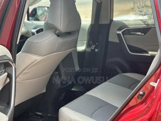Toyota RAV4 XLE Premium AWD 2023 Red photo 5