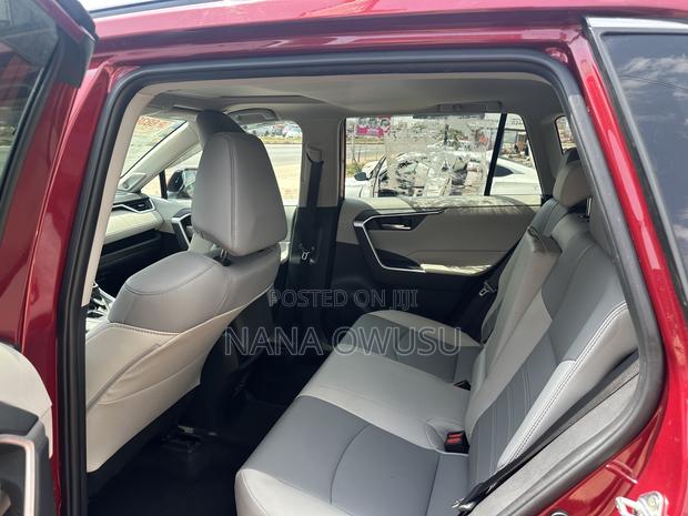 Toyota RAV4 XLE Premium AWD 2023 Red photo 4