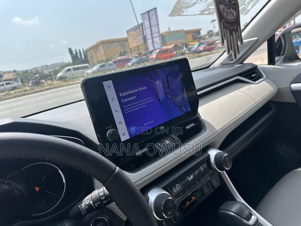 Toyota RAV4 XLE Premium AWD 2023 Red photo 3