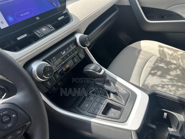 Toyota RAV4 XLE Premium AWD 2023 Red photo 11