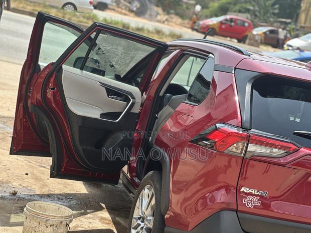 Toyota RAV4 XLE Premium AWD 2023 Red photo 7