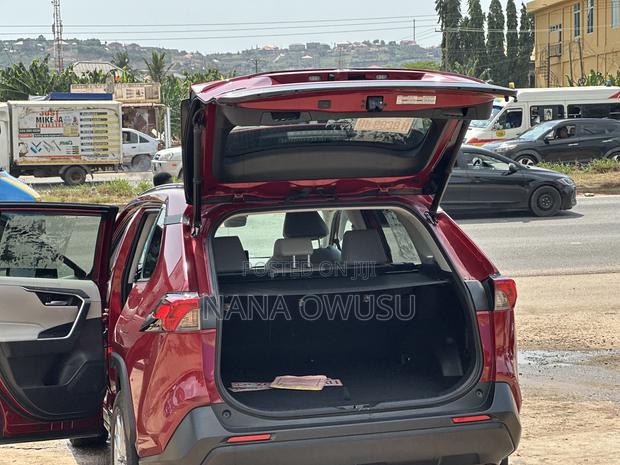 Toyota RAV4 XLE Premium AWD 2023 Red photo 8