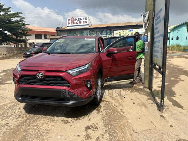 Toyota RAV4 XLE Premium AWD 2023 Red photo 2