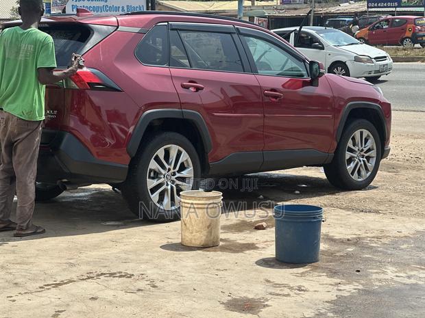 Toyota RAV4 XLE Premium AWD 2023 Red photo 9