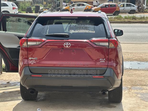 Toyota RAV4 XLE Premium AWD 2023 Red photo 6