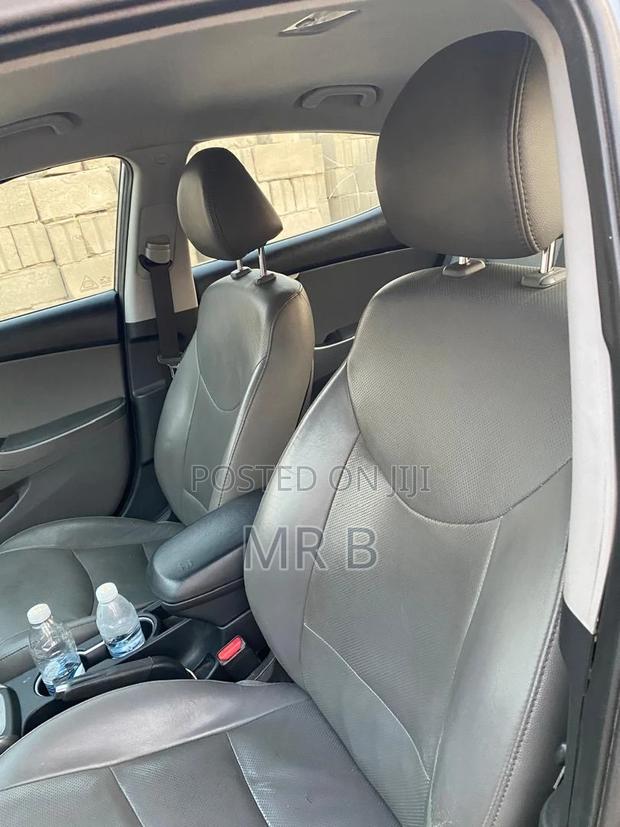 Hyundai Elantra Limited Sedan FWD (1.8L 4cyl 6A) 2016 Gray photo 6