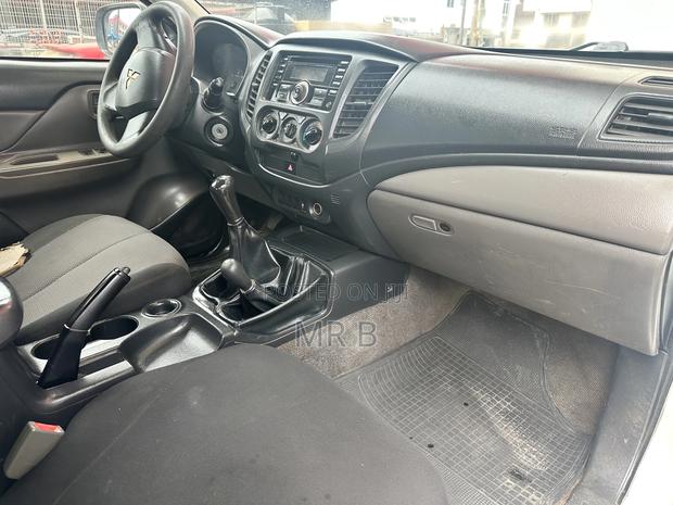Mitsubishi L200 Double Cab 2.4 154hp 4WD 2016 White photo 2