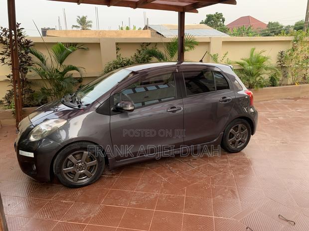 Toyota Vitz 1.5 FWD 3dr 2010 Gray photo 2