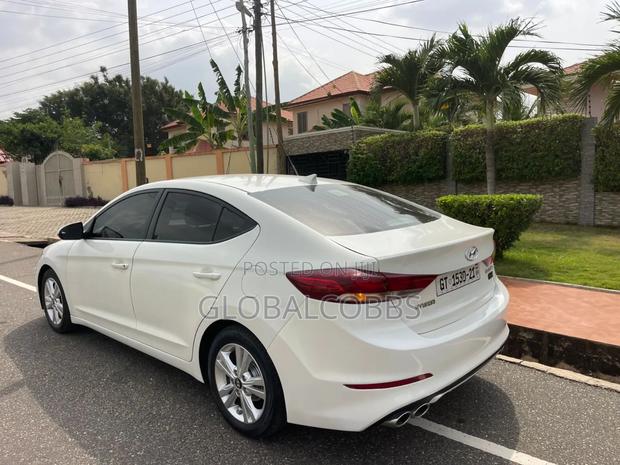 Hyundai Elantra 2017 White photo 4