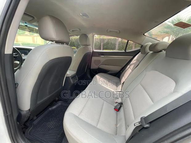 Hyundai Elantra 2017 White photo 5