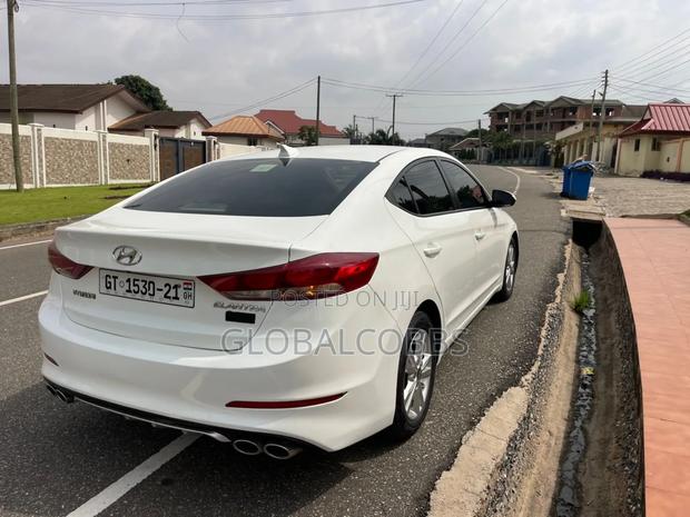Hyundai Elantra 2017 White photo 6