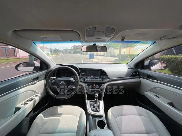 Hyundai Elantra 2017 White photo 7