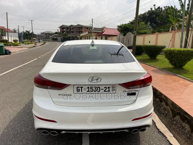 Hyundai Elantra 2017 White photo 8