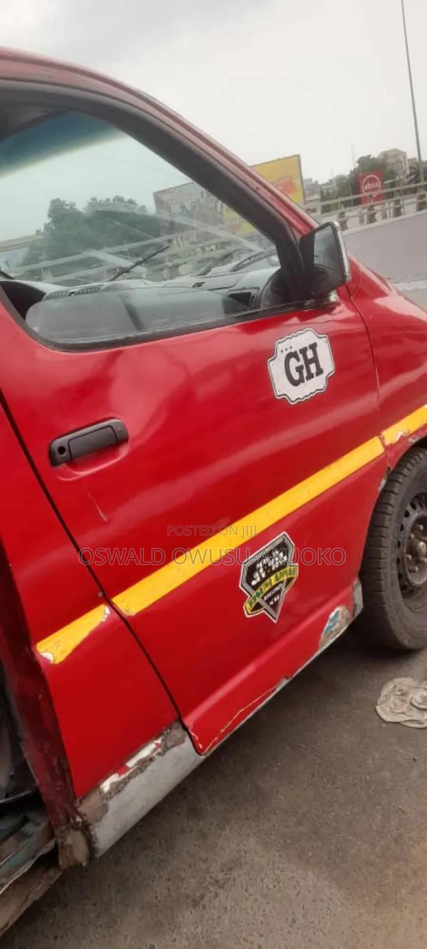 Toyota HiAce 2002 Red photo 3