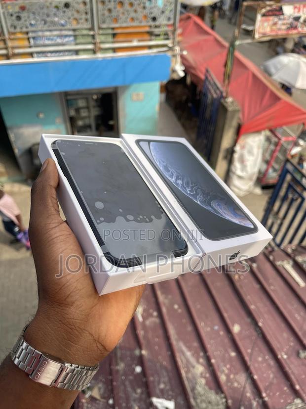 Apple iPhone XR 128 GB Black photo 4
