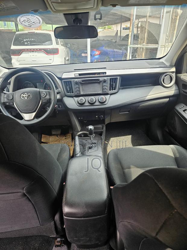 Toyota RAV4 LE AWD (2.5L 4cyl 6A) 2017 photo 2