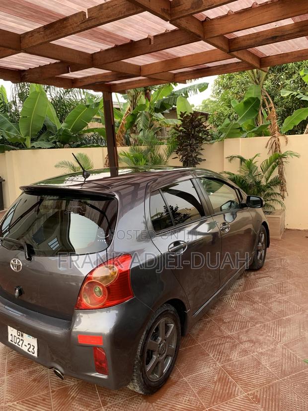 Toyota Vitz 1.5 FWD 3dr 2010 Gray photo 3