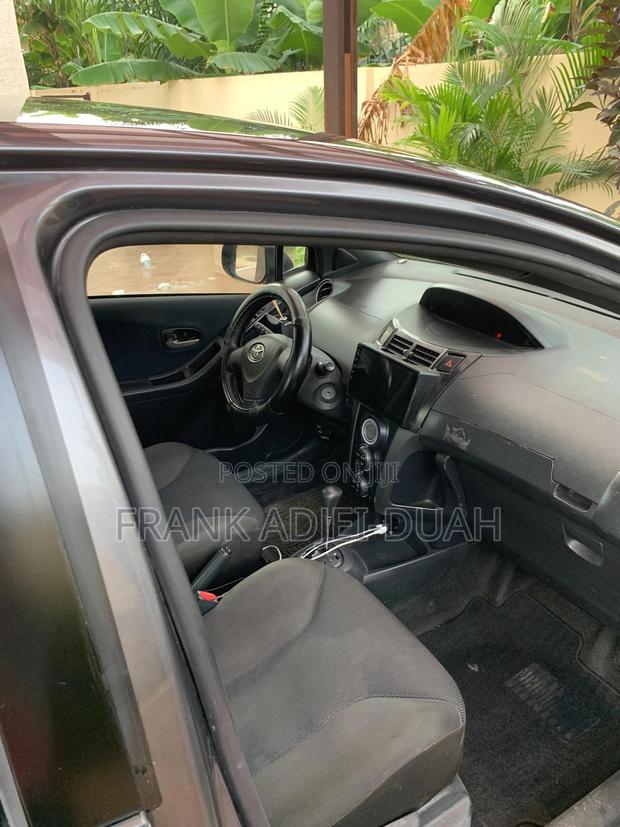Toyota Vitz 1.5 FWD 3dr 2010 Gray photo 6