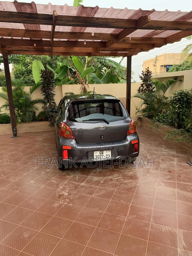 Toyota Vitz 1.5 FWD 3dr 2010 Gray photo 4