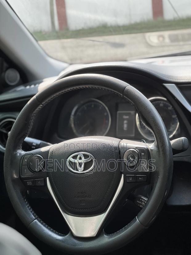 Toyota Corolla SE 4dr Sedan (1.8L 4cyl CVT) 2017 Blue photo 6
