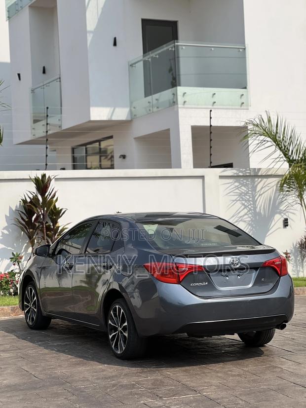 Toyota Corolla SE 4dr Sedan (1.8L 4cyl CVT) 2017 Blue photo 9