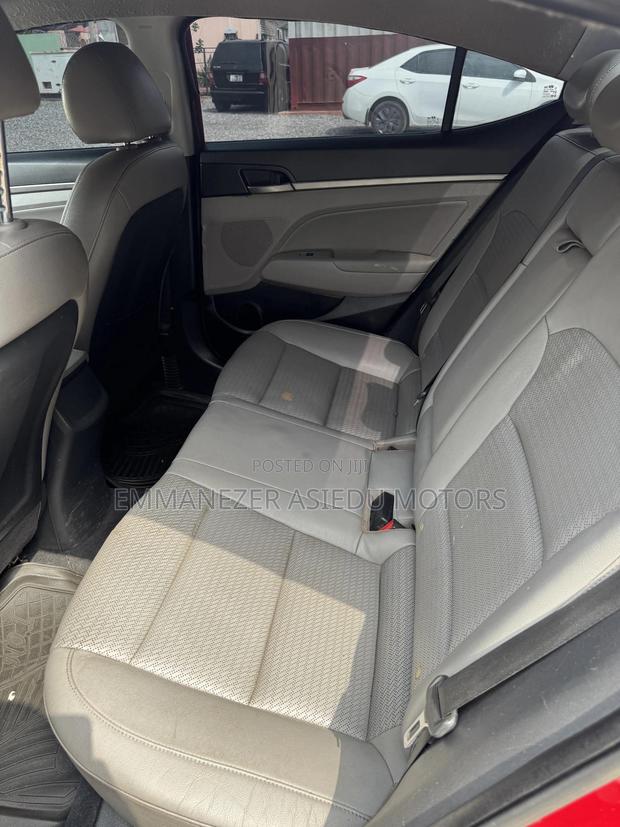 Hyundai Elantra Limited Sedan FWD (2.0L 4cyl 6A) 2017 Red photo 10