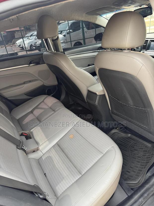 Hyundai Elantra Limited Sedan FWD (2.0L 4cyl 6A) 2017 Red photo 11
