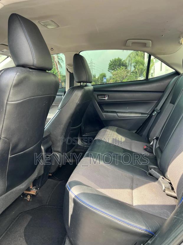 Toyota Corolla SE 4dr Sedan (1.8L 4cyl CVT) 2017 Blue photo 3