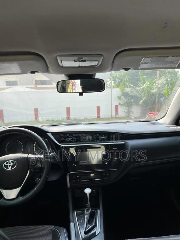 Toyota Corolla SE 4dr Sedan (1.8L 4cyl CVT) 2017 Blue photo 4