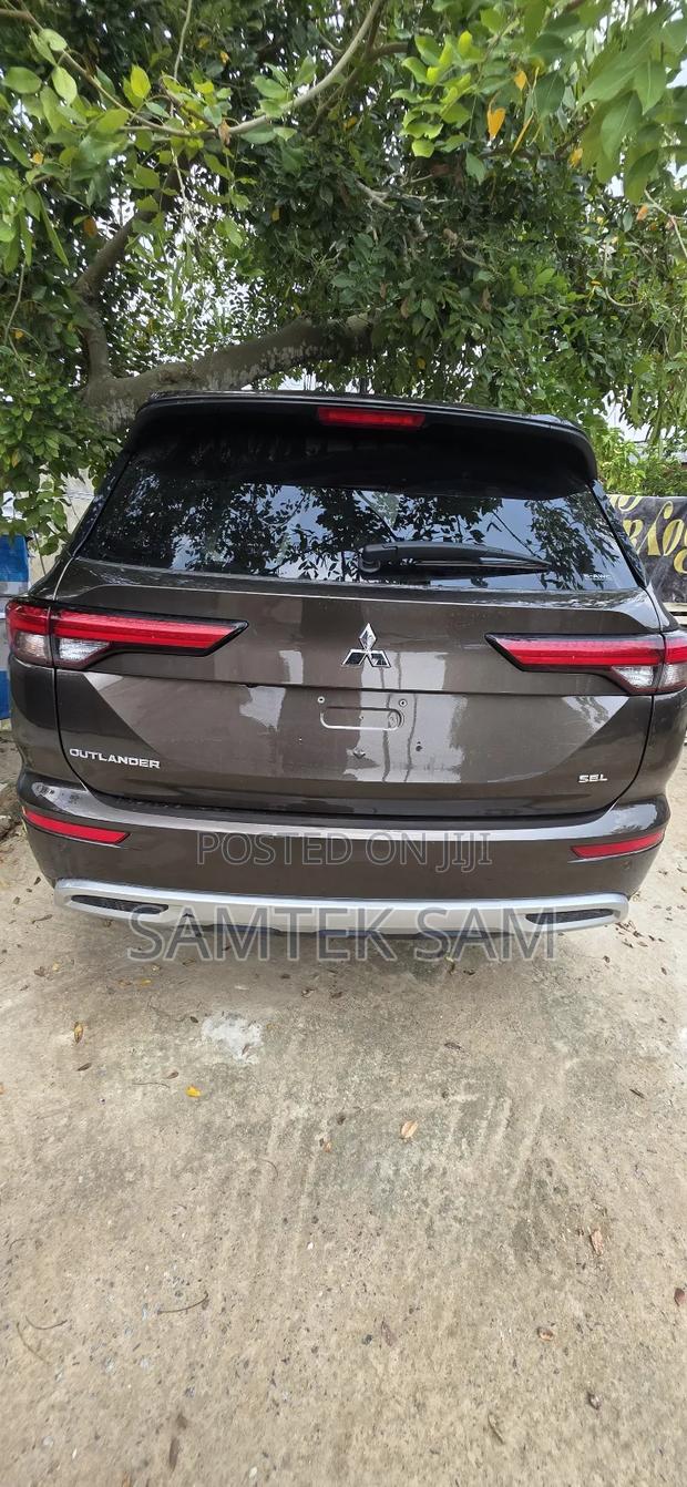 Mitsubishi Outlander SEL 2024 Brown photo 3