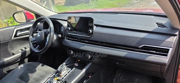 Mitsubishi Outlander SE 2024 Beige photo 3