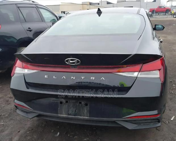 Hyundai Elantra SEL 2021 Black photo 3