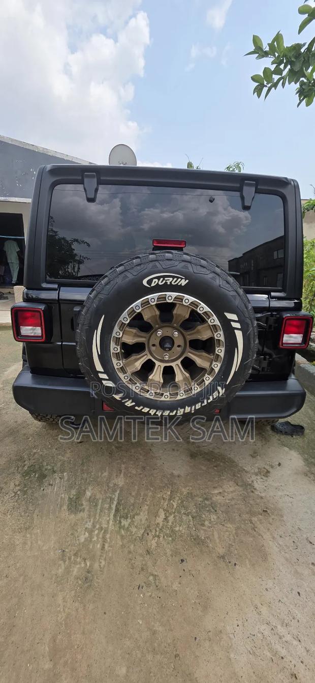 Jeep Wrangler 2019 Black photo 3