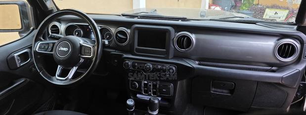 Jeep Wrangler 2019 Black photo 4
